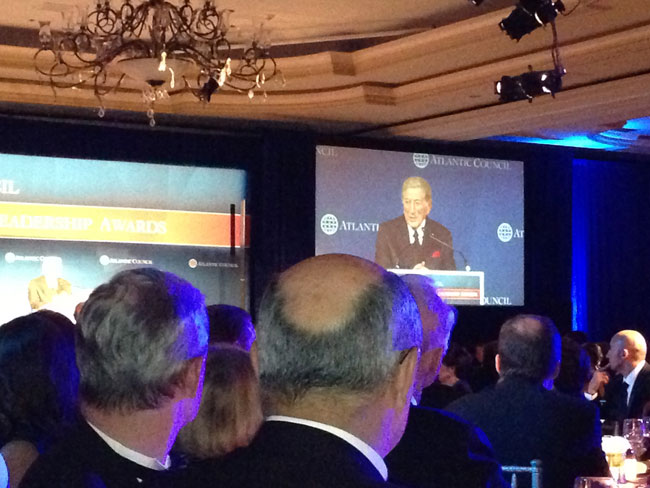 Tony Bennett accepts the Atlantic Council's Distinguished Artistic Leadership Award.